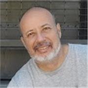 Profesor de Física imparte clases para alumnos de nivel secundario y terciario