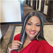 Professeur particulier donne des cours de soutien scolaire à des collégiens