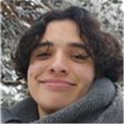 Soy un estudiante universitario modelo capaz de enseñar justo lo que necesitas para triunfar en ru bida escolar.