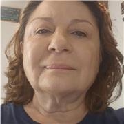 Profesora licenciada en Filología Anglogermánica, con más de 30 años de experiencia imparte clases de Inglés y Español.