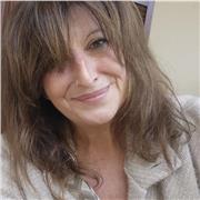 Insegnante di doposcuola offre aiuto compiti ad alunni della scuola primaria.