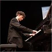 Lezioni di pianoforte su misura: Dal primo tasto, al tuo brano preferito 