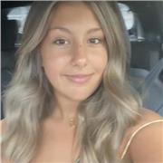 Alumna de la universidad que da repaso a niños de primaria