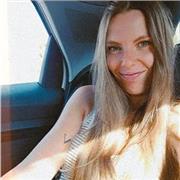 Graduada en Bellas Artes, experiencia trabajando con niños y actualmente estudiante de derecho.