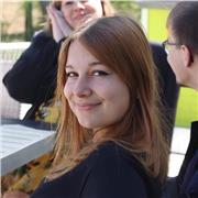 Professeur particulier donne cours de français aux étudiants, lycéens ou collégiens dans le besoin