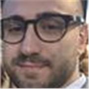 Docente di scuola superiore impartisce lezioni di matematica online ed in presenza