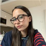 Profesora de primaria, ofreciendo refuerzo académico y orientación personalizada para mejorar el aprendizaje.