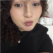 Personas dinámica que busca la manera de que los niños y niñas aprendan de una manera divertida y las clases serían para los niños