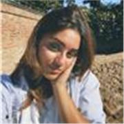 Studentessa liceale impartisce lezioni per studenti di scuola primaria e media