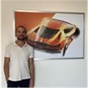 Ingeniero industrial mecánico trabajando en una de las empresas más importantes del sector del automóvil. Profesor privado