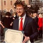 Anche io sono dunque uno studente. Anche io durante il mio percorso scolastico ho dovuto ricorrere a lezioni private per colmare delle lacune. So che significa essere da entrambi i lati della cattedra e non dimentico cosa a me annoiava e cosa invece mi da