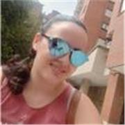 Chica con la secundaria y haciendo grado medio que quiere ayudar a los pequeños de la casa a entender las asignaturas