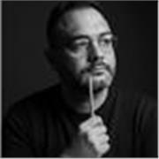 Profesor experto en gestión administrativa para estudiantes adultos