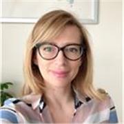 Laureata in Economia e Commercio e commercialista, offre lezioni on line per alunni delle scuole medie inferiori e superiori