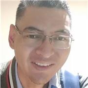 Profesor y profesional en el área de administración de empresas y análisis numérico con capacidad de dirigirse a estudiantes universitarios en sus primeros semestres