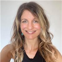 Profesora de Yoga imparte clases particulares adaptadas a todos los niveles. Especializada en Hatha Yoga, Vinyasa, meditación