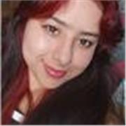 Profesora de manualidades con todo tipo de material, responsable y paciente