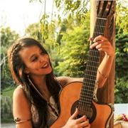 Soy Daniela Trovati, imparto clases de guitarra clasica/academica nivel inicial en español, ideal para quien esta comenzando