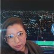 Profesor apoyo escolar en matemáticas con paciencia hacia los niños y explicación en diferentes métodos