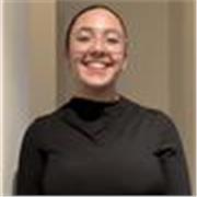 Profesora de teatro e historia de las artes formada para niños y adolescentes.