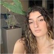 Studentessa di economia per ripetizioni di italiano e matematica