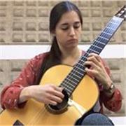 Profesora de guitarra clásica titulada por el RCSMM