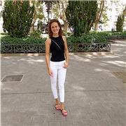 Profesora de francés imparte clases a niños