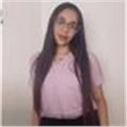 Profesora de español imparte clases a niños