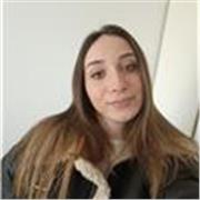 Studentessa aiuto compiti per scuola elementare o medie