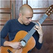 Studente del Conservatorio di Milano laureato con il massimo dei voti, lode e menzione d'onore. Insegna chitarra classica per tutti i livelli