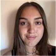 studentessa universitaria che offre un aiuto per i compiti in fasce orarie pomeridiane. da elementari a scuole superiori