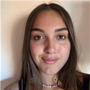 studentessa universitaria che offre un aiuto per i compiti in fasce orarie pomeridiane. da elementari a scuole superiori