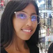 Docente que brinda clases de matemáticas para niños que cursan primaria