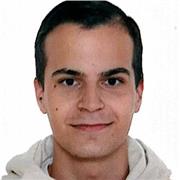 Profesor joven que imparte clases de todas las asignaturas