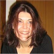 Professoressa di liceo impartisce lezioni di italiano, latino e pre col sorriso