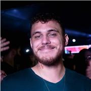 Sempre tive amor pela educação e escolhi matemática pelo motivo de ser o conteúdo ao qual tinha mais facilidade, mas também porque as demais pessoas tem muita dificuldade. Trabalhando no mundo corporativo percebi o quão infeliz era longe da educação e ago
