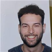 Graduado en Periodismo por la Universidad de Sevilla y máster en Enseñanza de Español como Lengua Extranjera (ELE) con UNIR.
