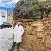 Chico joven titulado en Bachillerato y 2 grados superiores, imparte clases de primaria, teatro y sevillanas