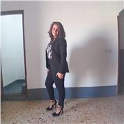 Docente di chimica impartisce lezione agli studenti della Secondaria di I e II grado