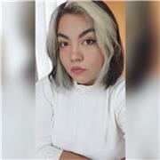 Profesora multimaterias imparte clases a niños, adolescente y jóvenes