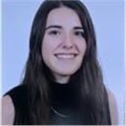 Voluntaria en Juniors MD, especializada en cuidado de niños realizando actividades y juegos con otros niños