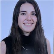 Voluntaria en Juniors MD, especializada en cuidado de niños realizando actividades y juegos con otros niños
