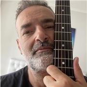 Chitarrista con esperienza trentennale impartisce lezioni di chitarra acustica/elettrica per bambini, ragazzi e adulti.