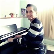 Tutor de piano imparte clases de piano para niños, jóvenes y adultos