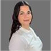 Estudiante Universitaria que ofrece clases a niños y niñas de primaria online.