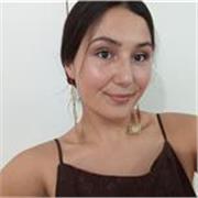 Estudiante de economía con interés por los niños 
