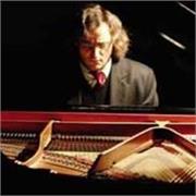 Diplomato con vent'anni di esperienza offre lezioni di pianoforte a tutti i livelli a domicilio in zona Gazzaniga o limitrofi