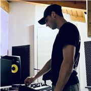 Sono un produttore musicale dall’età di 15 anni…utilizzo software ableton ed fl studio…