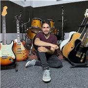 Insegnante di chitarra/teoria/solfeggio diplomato al CPM impartisce lezioni in presenza/online per tutte le età