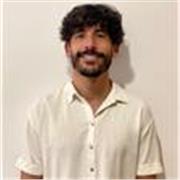 Magister en neurociencias y dolor imparte clases de biología para estudiantes de ESO. 